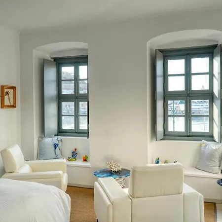 My Crown Suite, Hydra Port